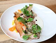 Kalter Kalbstafelspitz: rosa gebraten mit Wurzelgemüse, Meerrettich-Vinaigrette und Kürbiskernöl im LEGER AM DOM (©Foto. Martin Schmitz)